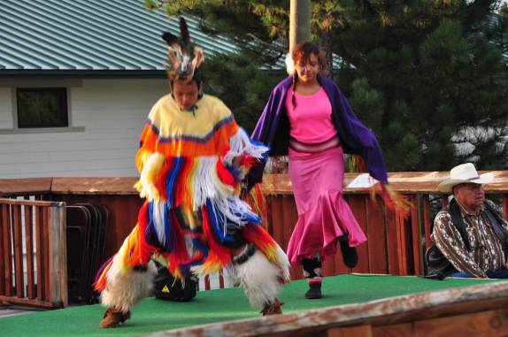 Índios fazem perfomance de dança típica Sioux, em frente ao monumento em construção de Crazy Horse, na região das Black Hills, em South Dakota, nos Estados Unidos